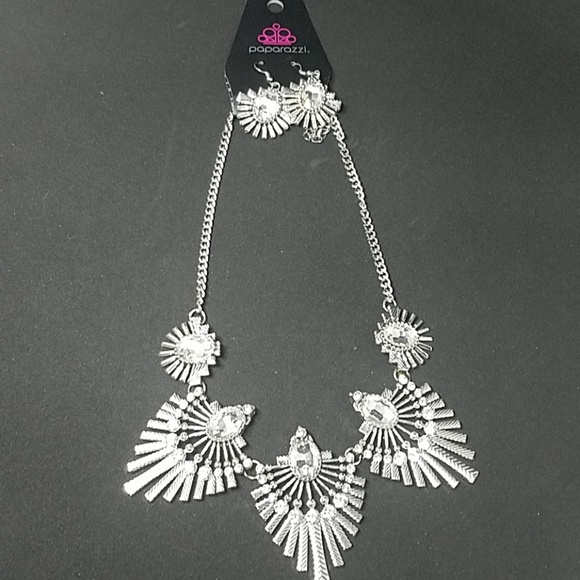 paparazzi Jewelry - NWT Paparazzi Silver Necklace & Earrings Set paparazzi Jewelry - NWT Paparazzi Silver Necklace & Earrings Set